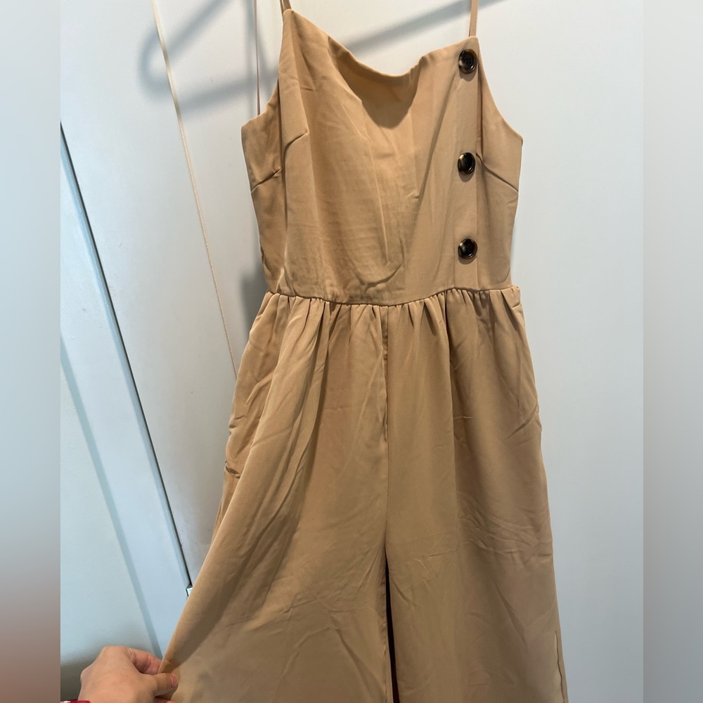 Cute sleeveless jumpsuit with button detail